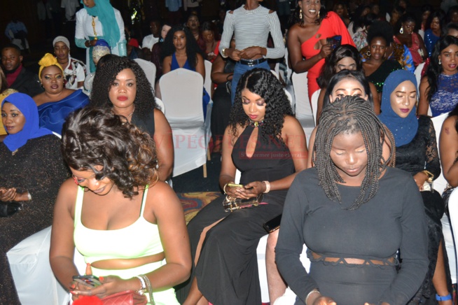 VIDÉO: Hot leumbeul des Gambiennes devant une Viviane classe et sexy dans sa robe. VIDÉO: Hot leumbeul des Gambiennes devant une Viviane classe et sexy dans sa robe.