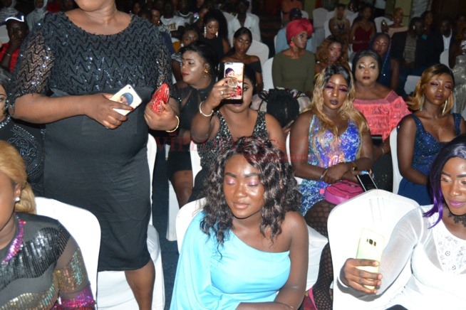 VIDÉO: Hot leumbeul des Gambiennes devant une Viviane classe et sexy dans sa robe. VIDÉO: Hot leumbeul des Gambiennes devant une Viviane classe et sexy dans sa robe.