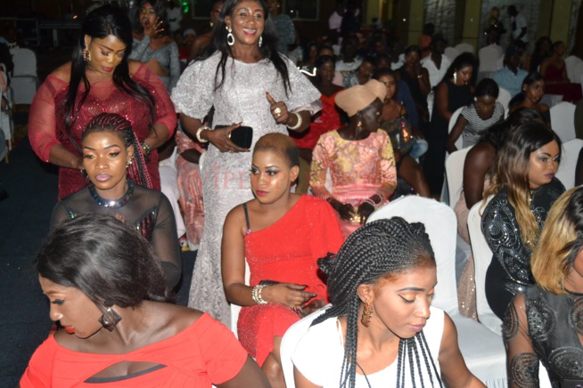 VIDÉO: Hot leumbeul des Gambiennes devant une Viviane classe et sexy dans sa robe. VIDÉO: Hot leumbeul des Gambiennes devant une Viviane classe et sexy dans sa robe.