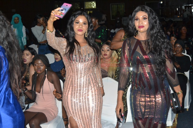 VIDÉO: Hot leumbeul des Gambiennes devant une Viviane classe et sexy dans sa robe. VIDÉO: Hot leumbeul des Gambiennes devant une Viviane classe et sexy dans sa robe.