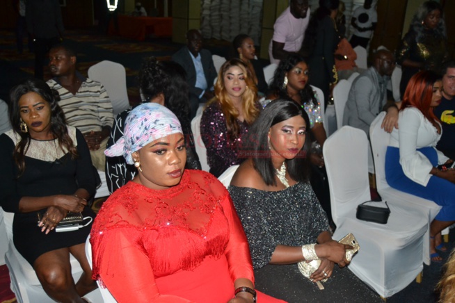 VIDÉO: Hot leumbeul des Gambiennes devant une Viviane classe et sexy dans sa robe. VIDÉO: Hot leumbeul des Gambiennes devant une Viviane classe et sexy dans sa robe.