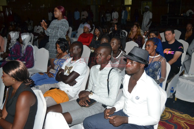 VIDÉO: Hot leumbeul des Gambiennes devant une Viviane classe et sexy dans sa robe. VIDÉO: Hot leumbeul des Gambiennes devant une Viviane classe et sexy dans sa robe.