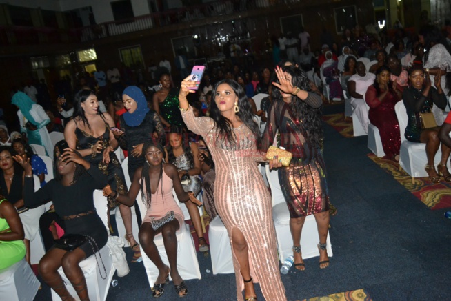 VIDÉO: Hot leumbeul des Gambiennes devant une Viviane classe et sexy dans sa robe. VIDÉO: Hot leumbeul des Gambiennes devant une Viviane classe et sexy dans sa robe.