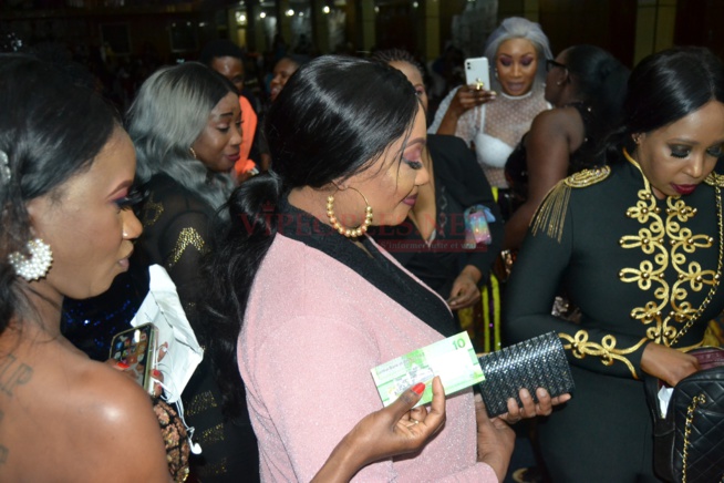 VIDÉO: Hot leumbeul des Gambiennes devant une Viviane classe et sexy dans sa robe. VIDÉO: Hot leumbeul des Gambiennes devant une Viviane classe et sexy dans sa robe.