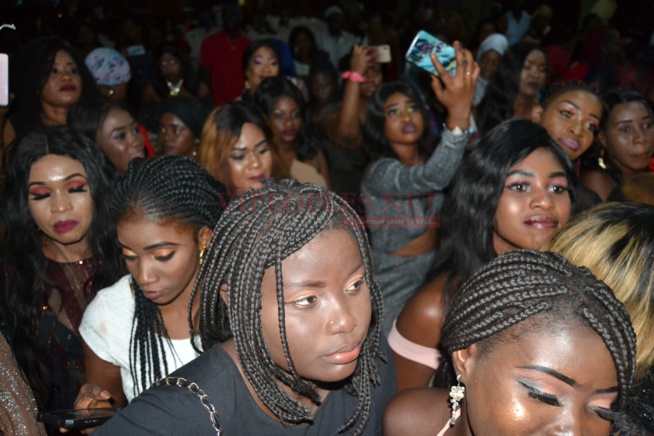 VIDÉO: Hot leumbeul des Gambiennes devant une Viviane classe et sexy dans sa robe. VIDÉO: Hot leumbeul des Gambiennes devant une Viviane classe et sexy dans sa robe.