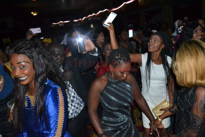 VIDÉO: Hot leumbeul des Gambiennes devant une Viviane classe et sexy dans sa robe. VIDÉO: Hot leumbeul des Gambiennes devant une Viviane classe et sexy dans sa robe.