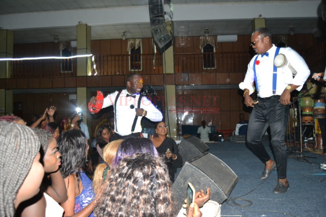 VIDÉO: Hot leumbeul des Gambiennes devant une Viviane classe et sexy dans sa robe. VIDÉO: Hot leumbeul des Gambiennes devant une Viviane classe et sexy dans sa robe.