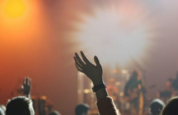 Video – Urgent – Après Papa Wemba, Un Autre Chanteur Meurt En Plein Concert Video – Urgent – Après Papa Wemba, Un Autre Chanteur Meurt En Plein Concert