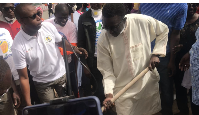 « Cleaning Day » initié par le Président Macky Sall: Le Ministre Amadou Bâ s’y met… « Cleaning Day » initié par le Président Macky Sall: Le Ministre Amadou Bâ s’y met…