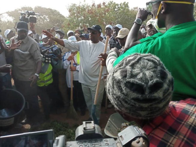 IMAGES-Cleaning day : Macky Sall donne l’exemple en participant au "set setal" de son quartier IMAGES-Cleaning day : Macky Sall donne l’exemple en participant au "set setal" de son quartier