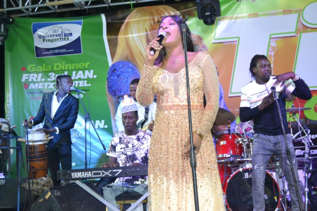 PHOTOS: Admirez la robe classe et élégante de TITI  qui a illuminé son public en Gambie.