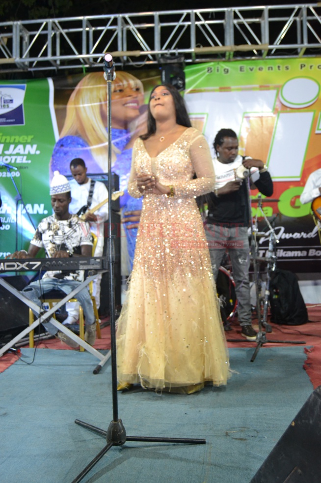 PHOTOS: Admirez la robe classe et élégante de TITI  qui a illuminé son public en Gambie.