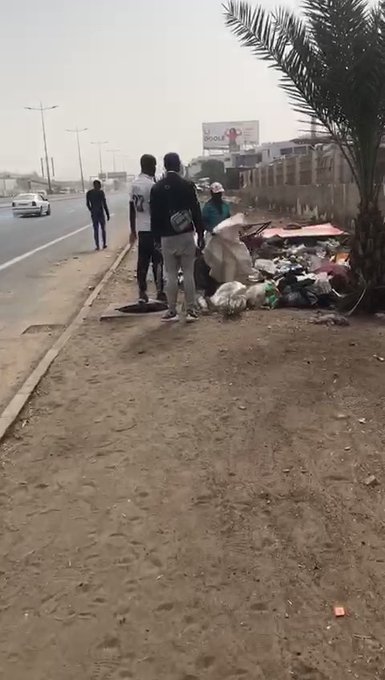 Vidéo: Venu déposer des ordures après le Cleaning Day, les populations l'obligent à tout ramasser Vidéo: Venu déposer des ordures après le Cleaning Day, les populations l'obligent à tout ramasser