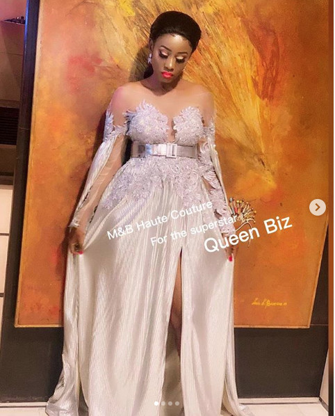 La robe chic de Queen Biz qui illumine la toile La robe chic de Queen Biz qui illumine la toile