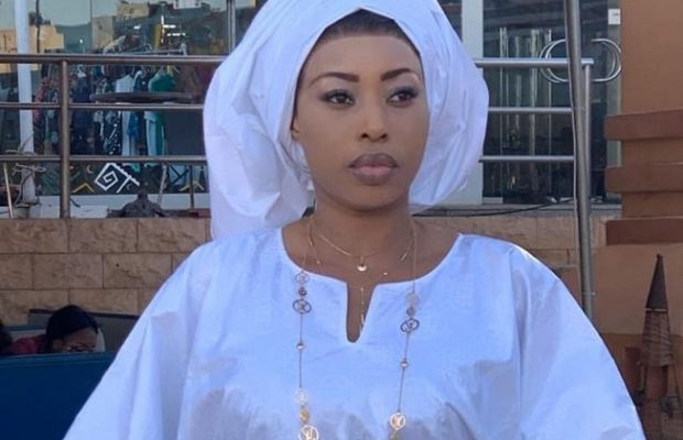 Admirez Bessel Basse, l’une des plus belles animatrices, en Sagnsé Sénégalaise Admirez Bessel Basse, l’une des plus belles animatrices, en Sagnsé Sénégalaise
