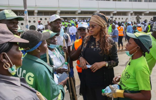 Cleaning Day : Marième Faye Sall offre 50 000 à chaque éboueur