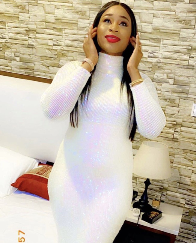 Aida Samb étale toute sa classe et son élégance dans une robe blanche Aida Samb étale toute sa classe et son élégance dans une robe blanche