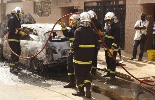 Dernière minute – HLM Grand Yoff : Un véhicule réduit en cendres