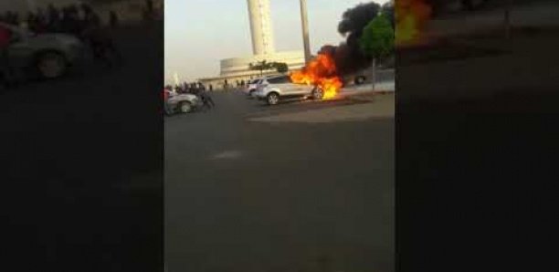 Un 4×4 prend feu devant l’aéroport Blaise Diagne