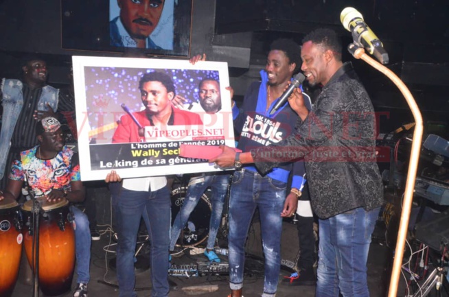 Vipeoples décerne le trophée de l'homme de l'année 2019, à Waly Seck au Vogue Vipeoples décerne le trophée de l'homme de l'année 2019, à Waly Seck au Vogue