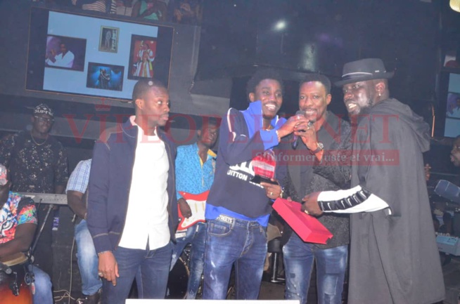 Vipeoples décerne le trophée de l'homme de l'année 2019, à Waly Seck au Vogue Vipeoples décerne le trophée de l'homme de l'année 2019, à Waly Seck au Vogue