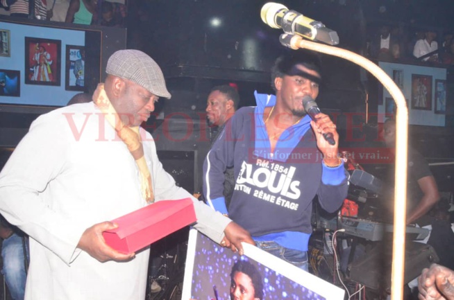 Vipeoples décerne le trophée de l'homme de l'année 2019, à Waly Seck au Vogue Vipeoples décerne le trophée de l'homme de l'année 2019, à Waly Seck au Vogue