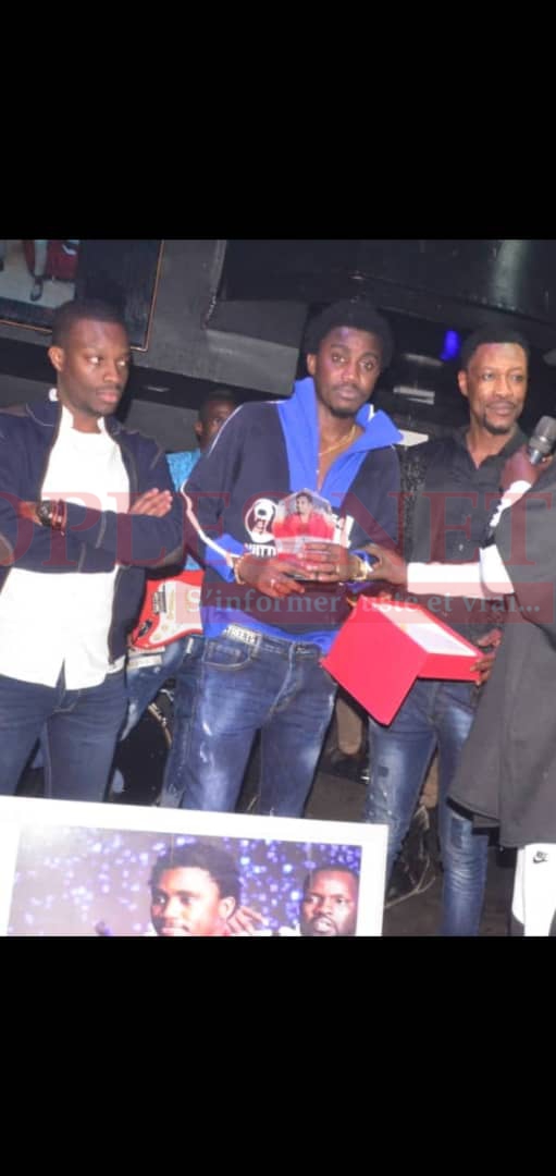 Vipeoples décerne le trophée de l'homme de l'année 2019, à Waly Seck au Vogue Vipeoples décerne le trophée de l'homme de l'année 2019, à Waly Seck au Vogue
