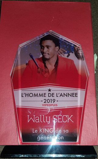VIDÉO: Waly Seck Homme de l'Année 2019 catégorie musique reçoit son trophée au Vogue