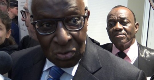 La réaction triste de Lamine Diack après le renvoi de son procès: » Quatre ans hors de Dakar, c’est terrible pour moi « La réaction triste de Lamine Diack après le renvoi de son procès: » Quatre ans hors de Dakar, c’est terrible pour moi «