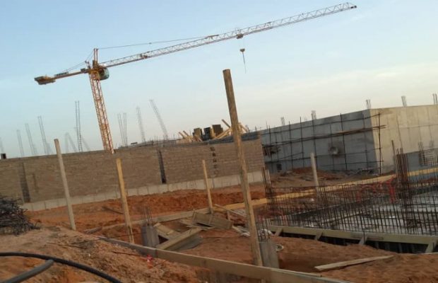CHANTIER DE LA CDE : UNE PLAQUE D’ACIER TOMBE SUR UN CHAUFFEUR ET LE TUE CHANTIER DE LA CDE : UNE PLAQUE D’ACIER TOMBE SUR UN CHAUFFEUR ET LE TUE