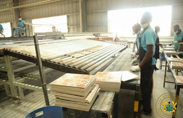 Macky Sall inaugure la première usine de fabrication de carreaux céramiques, à Sindia