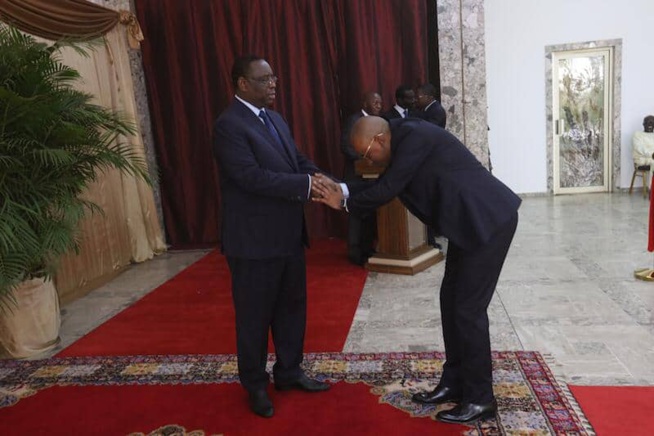 La révérence exagérée d'Oumar Sow, Ministre-Conseiller, envers Macky Sall, secoue la toile