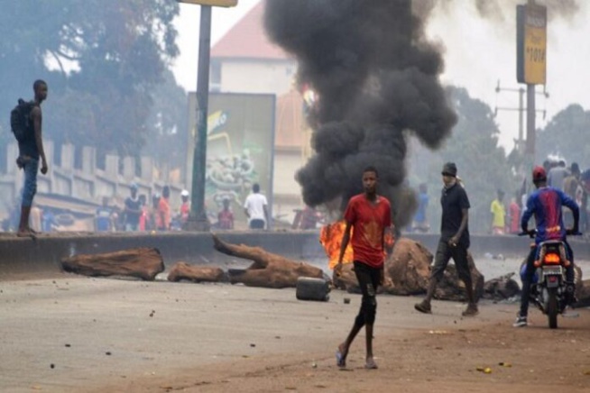 Guinée : Deux commissariats de police incendiés par des manifestants Guinée : Deux commissariats de police incendiés par des manifestants
