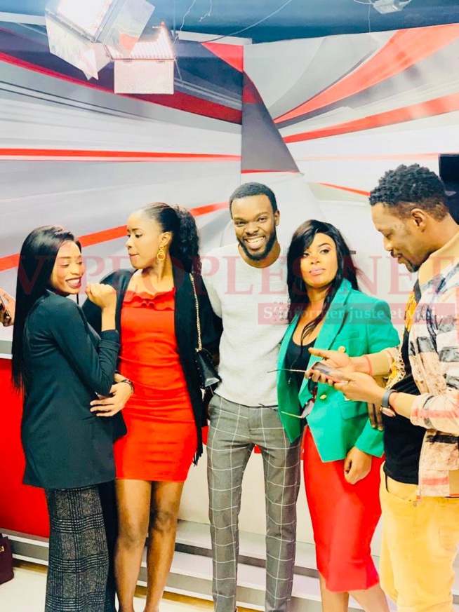 Nafissatou Diéye Diop brille avec ses collègues sur le plateau de Rendez-vous sur la Sentv Nafissatou Diéye Diop brille avec ses collègues sur le plateau de Rendez-vous sur la Sentv