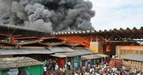Vidéo-Nouvel incendie au marché central de Thiès : 4 cantines consumées Vidéo-Nouvel incendie au marché central de Thiès : 4 cantines consumées