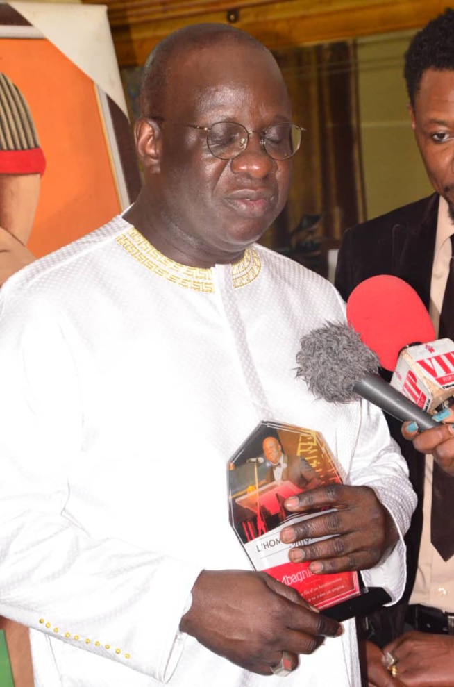 VIPEOPLES décerne le trophée de l'homme de l'année 2019 au président Mbagnick Diop du MEDS. CATEGORIE HOMME D'AFFAIRES