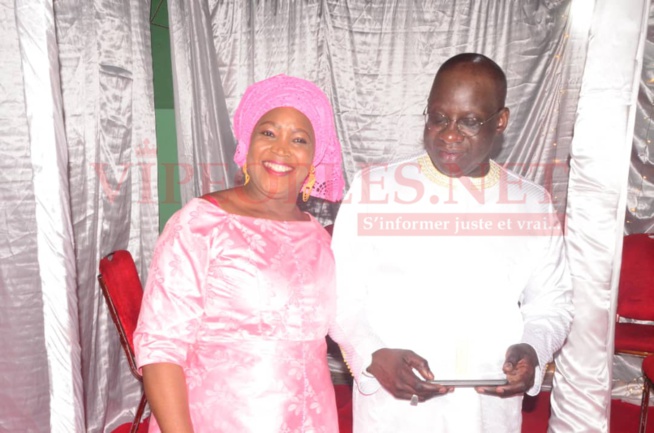 VIPEOPLES décerne le trophée de l'homme de l'année 2019 au président Mbagnick Diop du MEDS. CATEGORIE HOMME D'AFFAIRES