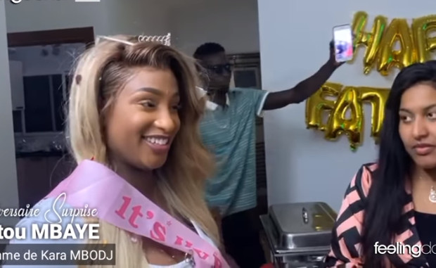 Anniversaire : En larmes, l’épouse de Kara Mbodj gâtée par ses amis Anniversaire : En larmes, l’épouse de Kara Mbodj gâtée par ses amis