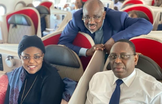 Le couple présidentiel pose avec Farba Ngom à bord de Air Sénégal