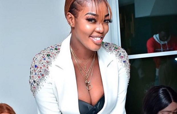 BAD BUZZ: Ya Awa toute Sexy utilise son balcon pour attirer l'attention des Sénégalais sur sa personne BAD BUZZ: Ya Awa toute Sexy utilise son balcon pour attirer l'attention des Sénégalais sur sa personne