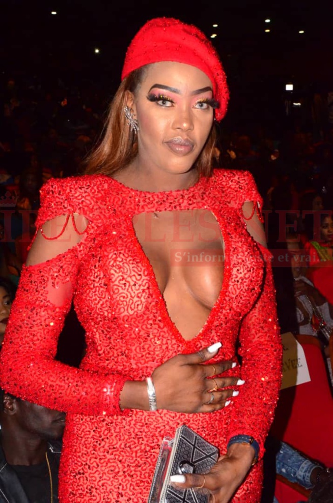 BAD BUZZ: Ya Awa toute Sexy utilise son balcon pour attirer l'attention des Sénégalais sur sa personne BAD BUZZ: Ya Awa toute Sexy utilise son balcon pour attirer l'attention des Sénégalais sur sa personne