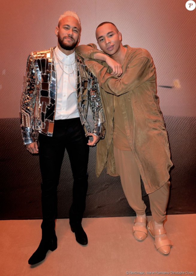 Neymar Jr: Le n°10 du PSG brille de tout son éclat à la Fashion Week Neymar Jr: Le n°10 du PSG brille de tout son éclat à la Fashion Week