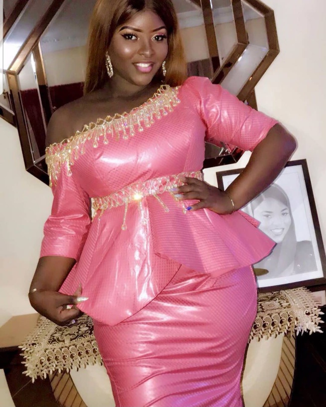 Abiba rayonnante en tenue traditionnelle