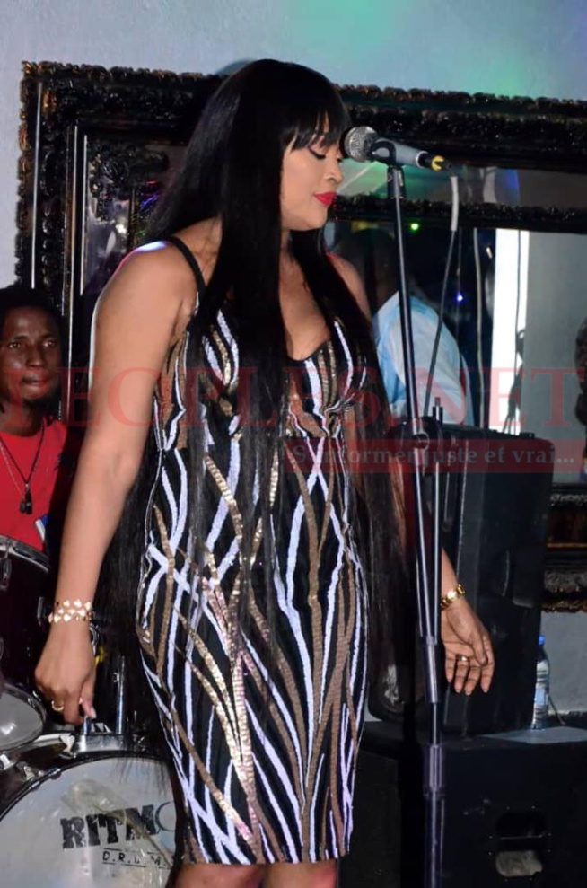 Admirez la beauté rayonnante de TITI dans une robe classe et élégante à la Villa Cristal. Admirez la beauté rayonnante de TITI dans une robe classe et élégante à la Villa Cristal.