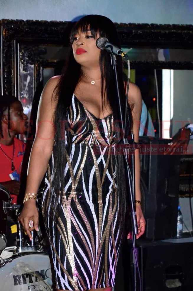 Admirez la beauté rayonnante de TITI dans une robe classe et élégante à la Villa Cristal. Admirez la beauté rayonnante de TITI dans une robe classe et élégante à la Villa Cristal.