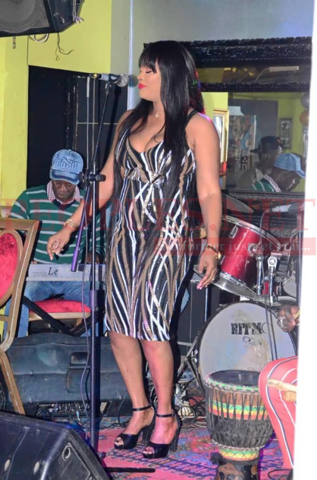 Admirez la beauté rayonnante de TITI dans une robe classe et élégante à la Villa Cristal. Admirez la beauté rayonnante de TITI dans une robe classe et élégante à la Villa Cristal.