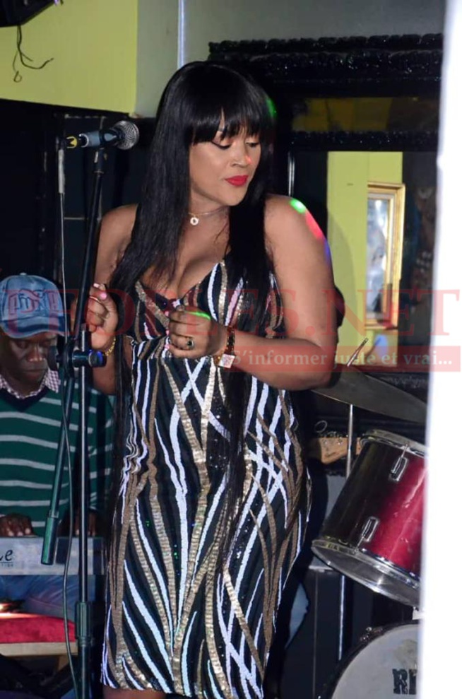 Admirez la beauté rayonnante de TITI dans une robe classe et élégante à la Villa Cristal. Admirez la beauté rayonnante de TITI dans une robe classe et élégante à la Villa Cristal.