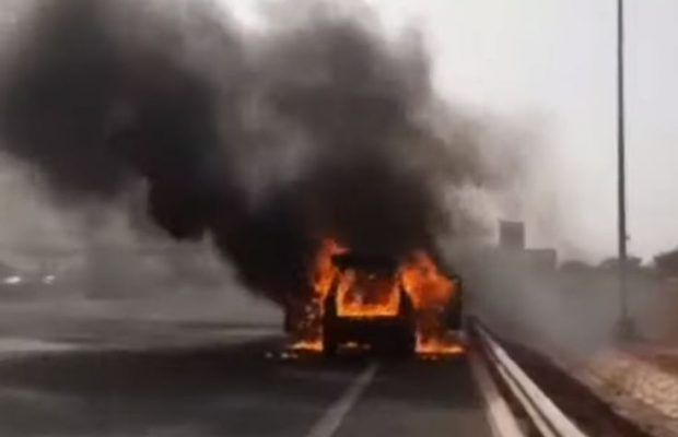 Urgent: La voiture de Tapha Gueye prend feu sur l’autoroute à péage et brûle entièrement