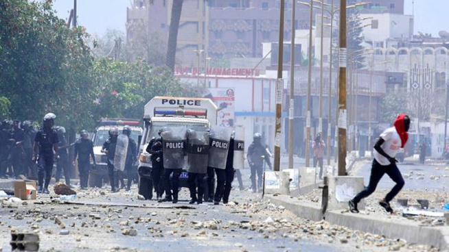 Urgent!Tensions à l’Ucad : Les étudiants bloquent l’avenue Cheikh Anta Diop Urgent!Tensions à l’Ucad : Les étudiants bloquent l’avenue Cheikh Anta Diop
