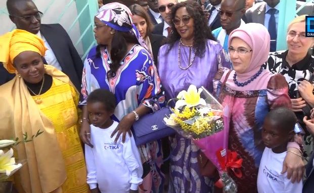 Visite au centre ‘’Ginddi’’ : Marième Faye Sall et Emine Erdogan au Chevet des enfants. Visite au centre ‘’Ginddi’’ : Marième Faye Sall et Emine Erdogan au Chevet des enfants.